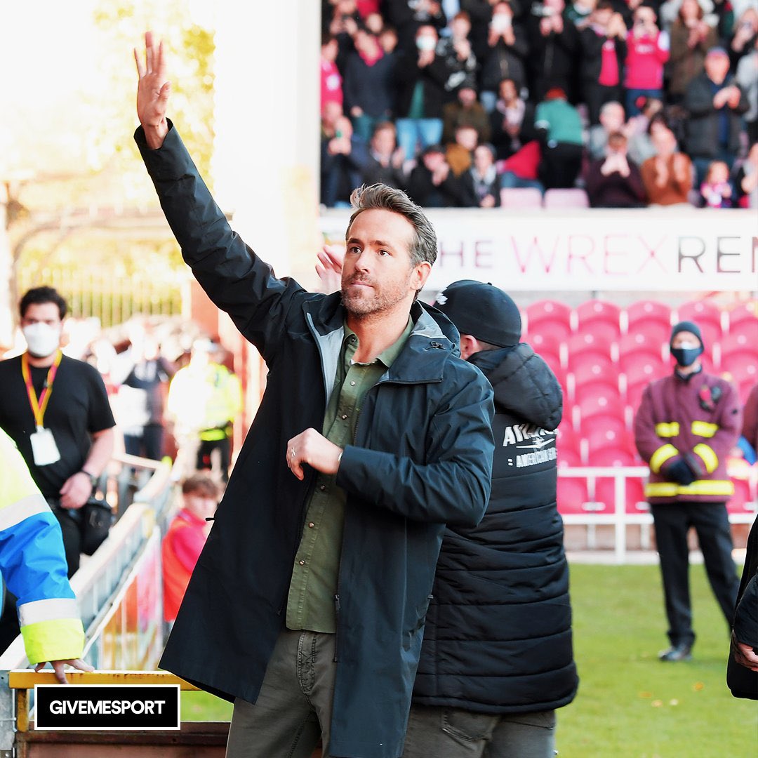 RyanReynoldshug's tweet photo. @VancityReynolds @Wrexham_AFC https://t.co/dbnTmpBgnv