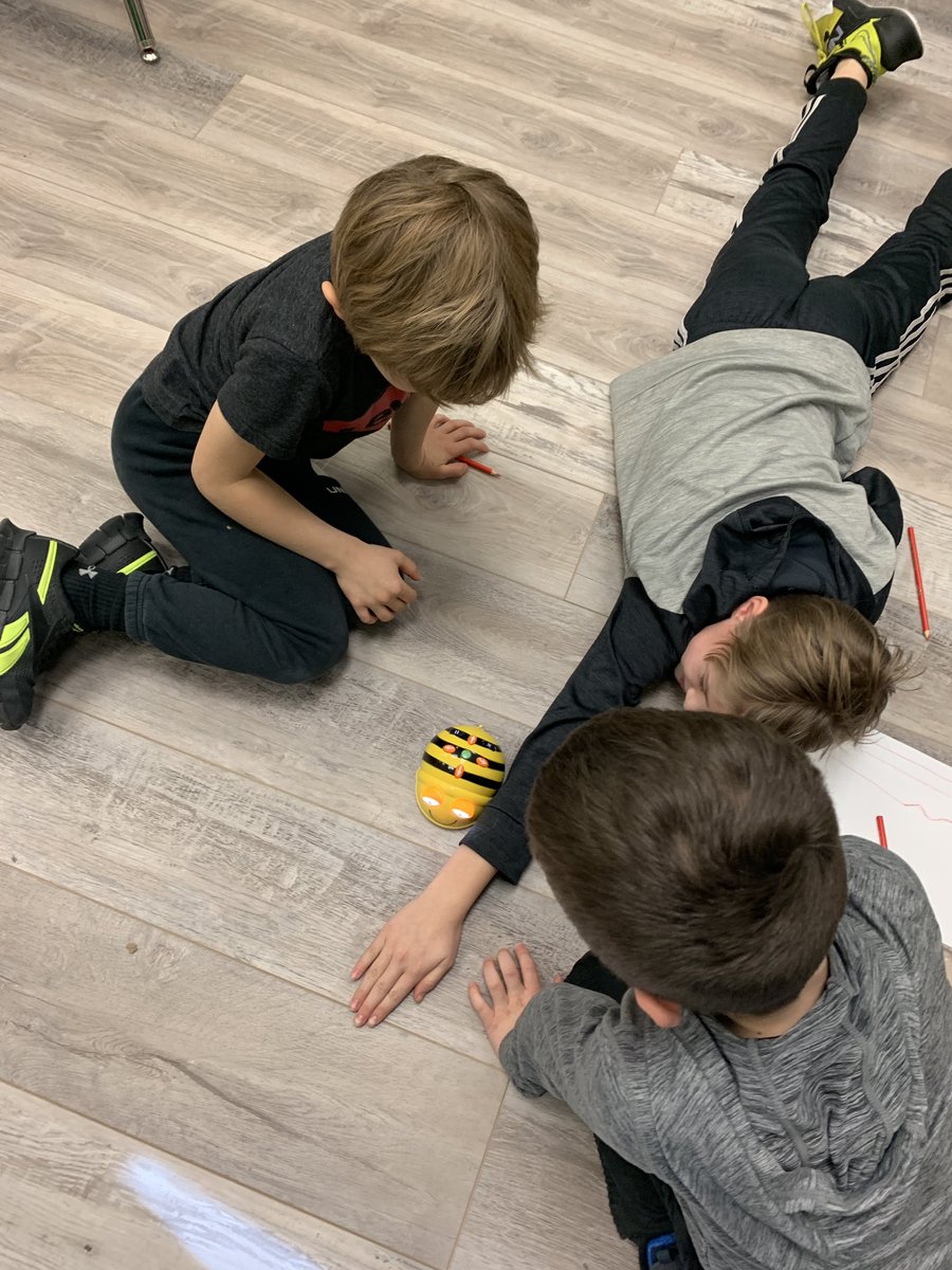 On estime et mesure avec #beebot au carrefour <a href="/CscProvidence/">Csc Providence</a> <a href="/EECStFrancis/">École catholique Saint-Francis</a>