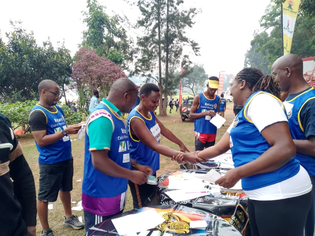 MbararaCorpClub's tweet photo. Over the weekend, we were Honored to participate in the #RotaryRun themed Safe Motherhood organised by @RotaryMbarara , community transformation calls for collective responsibilities. 
@RamaTED19 @BagumaRonald7 @miiroprojects @BentonMwebaze @christineKatta https://t.co/k3xIUYvh7a