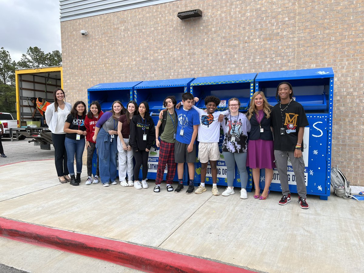 HildebrandtCTE's tweet photo. Dr. Jenny McGown stopped by to help PBMF students #PhilltheBox this morning! Let’s get 11,000lbs! Don’t stop til it’s at the top! @kleinisd @HildebrandtKISD https://t.co/1NPm48BGkX