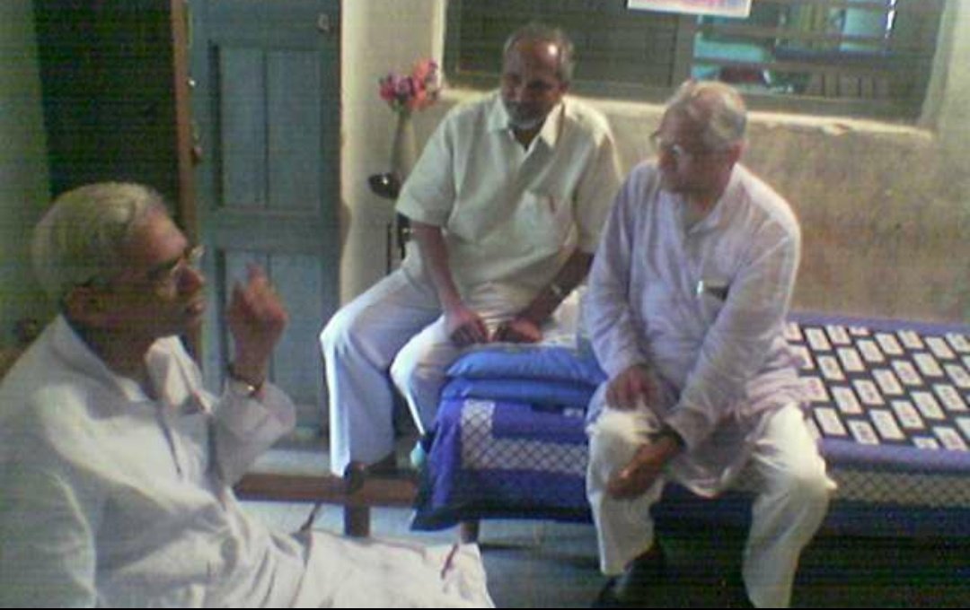 Krishank_BRS's tweet photo. నా బాల్యంలో చూసిన నాయకులు వీరు.. మొదటి నుంచి చివరి వరకు సోషలిజాన్ని నమ్మిన వారు, పాటించిన వారు.
జార్జి ఫెర్నాండెజ్ గారు కొన్ని సంవత్సరాల క్రితం, నేడు మాజీ కమలాపూర్ శాసనసభ్యులు, నేను తాత అని పిలుచుకునే శ్రీ పరిపాటి జనార్ధన్ రెడ్డి గారు పరమపదించారు.
వారి ఆత్మశాంతి కై ప్రార్థిస్తూ🙏🏾 https://t.co/5xCIbG8MPa