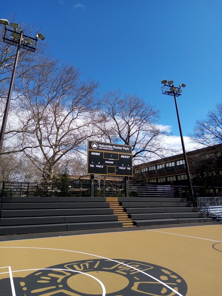 Es la cuna del básquet callejero en Estados Unidos

Una cancha situada en un rincón de Harlem, New York

En ella se probaron leyendas de la magnitud de Jordan, Lebron, Kareem y Julius Erving

El Rucker Park y una historia contada en imágenes y videos👇