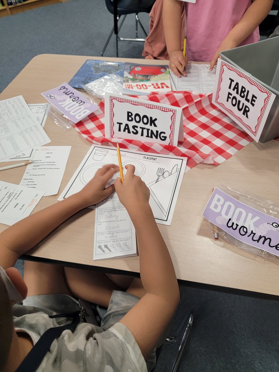 LAHarrisTX's tweet photo. The pop-up reading cafe is open! Now serving some special 2nd grade readers! #LISDlib https://t.co/FG7HyswuEb