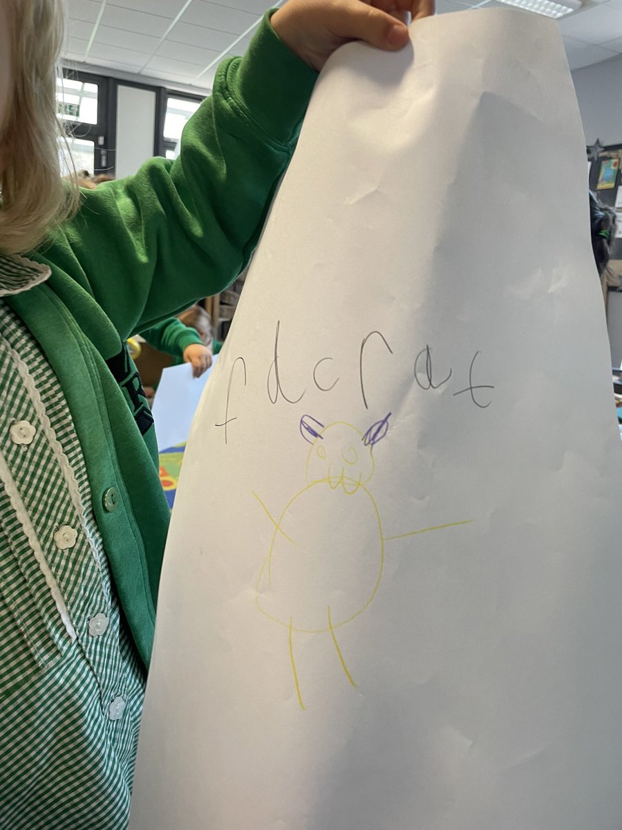 ⭐️ Child-led play at it’s finest ⭐️ George told us about a clue that might lead to “Cat-Rat… he’s a baddie that’s jumped out of the tv!” The whole class have become fascinated with this mystery and have spent the past 2 days searching for clues, and making missing posters 🔦📝🔍