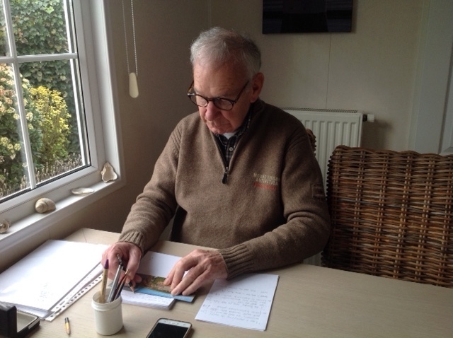 BramRozaFes's tweet photo. Oeps  zaterdag 9 april natuurlijk!! Dit is het gereedschap van een dichter, namelijk van Wim de Kievit. Zijn aansprekende gedichten met altijd een kwinkslag draagt hij voor op het Bram Rozactief op zaterdag 9 april in Oud-Beijerland. #hoekschewaard #oudbeijerland https://t.co/C7xmmglalo