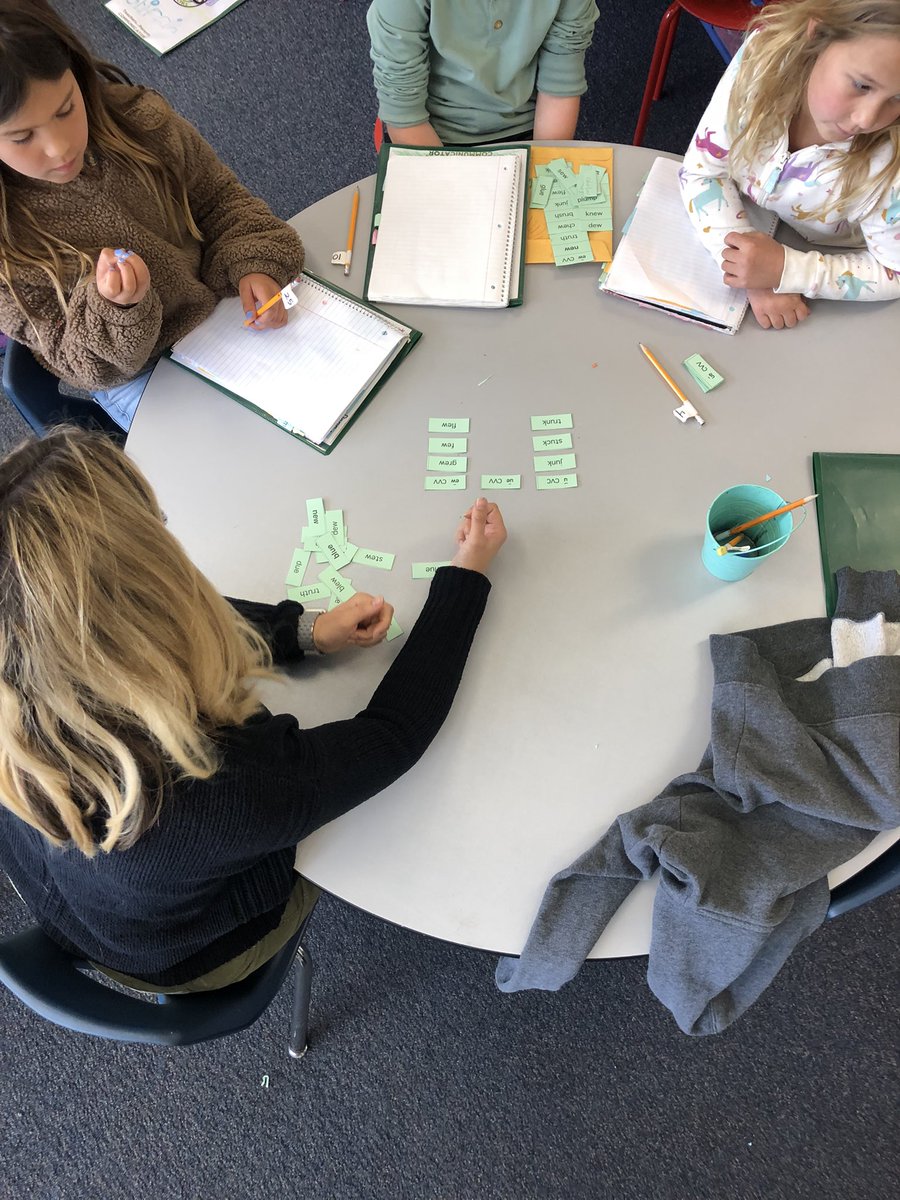 GHElementary's tweet photo. First graders working on CVC words. Awesome! #ghgators #ghlearns #fsdlearns https://t.co/nHnrz3UZBb