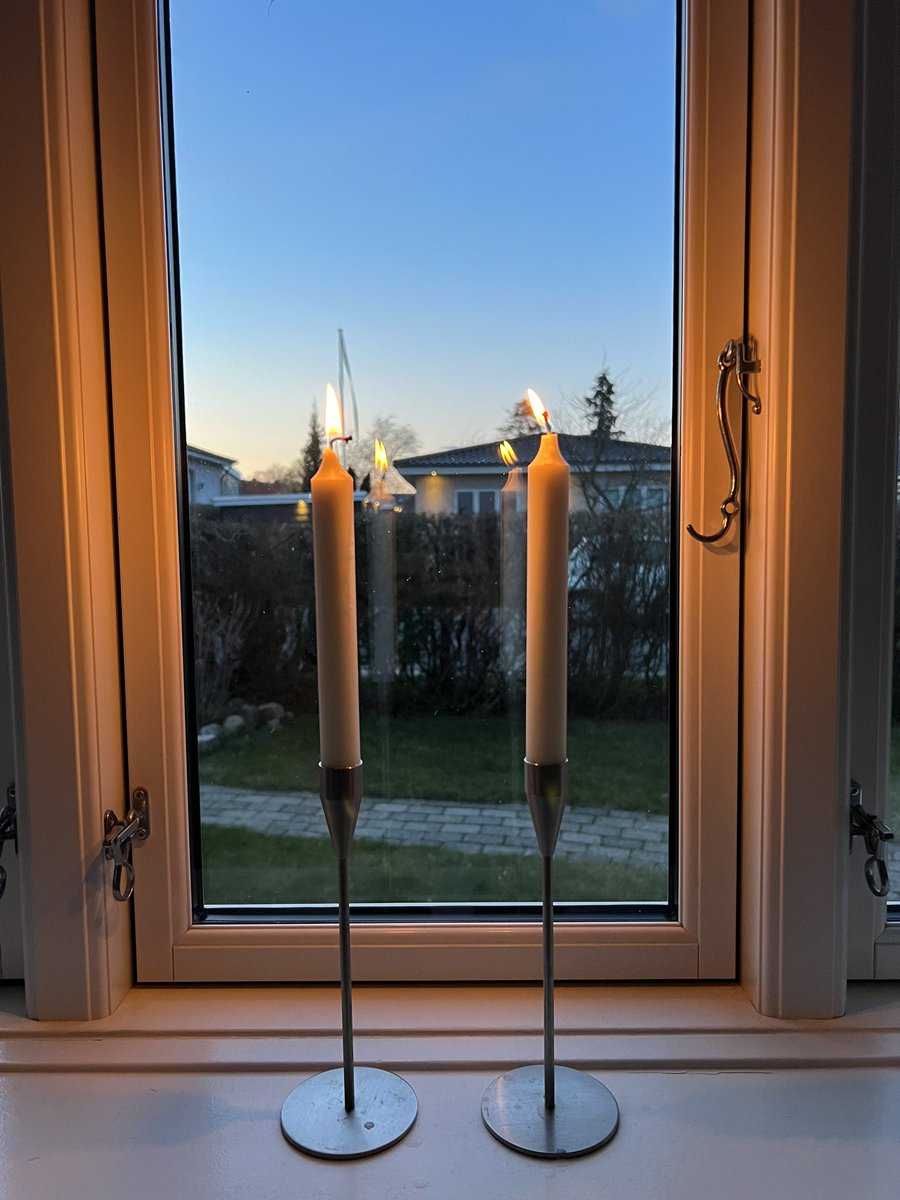 mfMorten's tweet image. Opfordringen fra Ukraines præsident, @ZelenskyyUa til Danmark var klar👇
“Jeg håber, I i aften vil tænde et lys for alle de ukrainere, der har givet deres liv for vores alles frihed” Hvilken folkehelt præsidenten er. Sig tak for hans imponerende tale til Danmark. Tænd lys. #dkpol