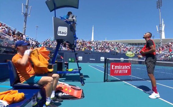 BenoitMaylin's tweet photo. Ça vire à la foire! Kyrgios fatigue tout le monde à parler depuis le début. Et les courts et le public et les talkies-walkies et stop! Joue bordel. Donc avertissement, point puis jeu de pénalité. Sinner pipe pas un mot. 7/6 1/0 Jannik https://t.co/jdgqSV1fY3