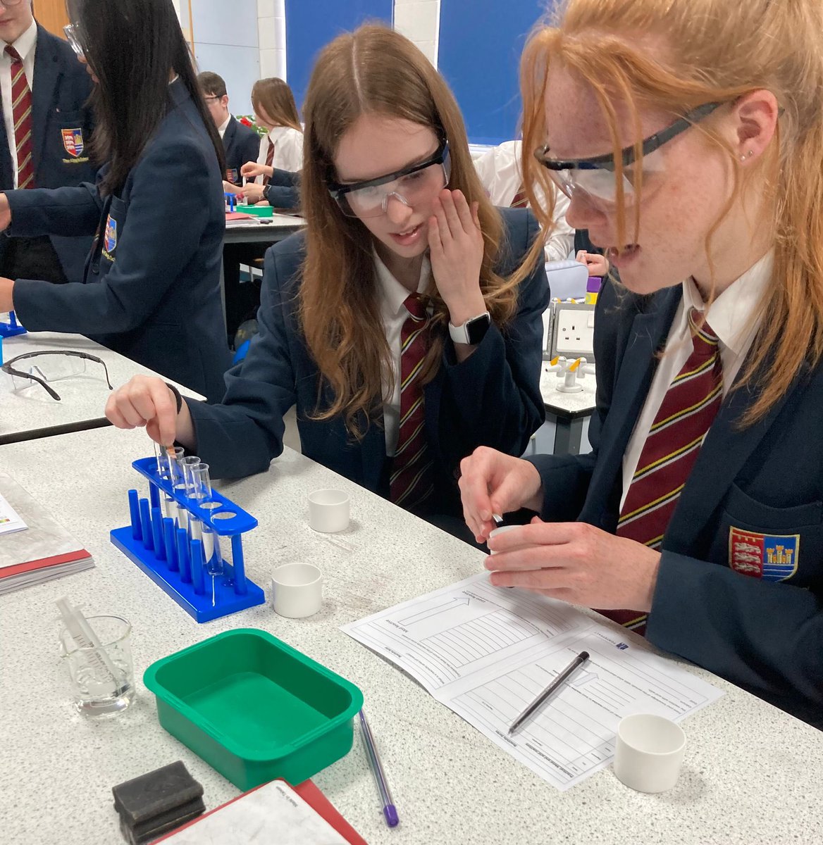 PATKingsSchool's tweet photo. Great practical work from 9X1 today, well done all! π§ͺ #Science #practicallesson #ThisIsKings https://t.co/Ni0O32U46O