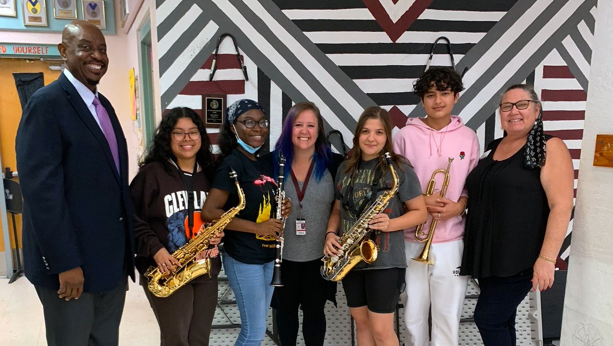 NatKingColeFdn's tweet photo. 🚚 2nd stop on our #MusicDrivesUs #ProjectEncore Tour, The School District of Palm Beach County - Lake Worth Community High School.

👉 DONATE - https://t.co/KR4lVhgFpm
👉 PHOTOS - https://t.co/3I6b49O453

🧡 @pbcsd @LakeWorthHigh @Clevemaloon

#nkcgh #natkingcole #musiceducation https://t.co/DU42mpS7ZV
