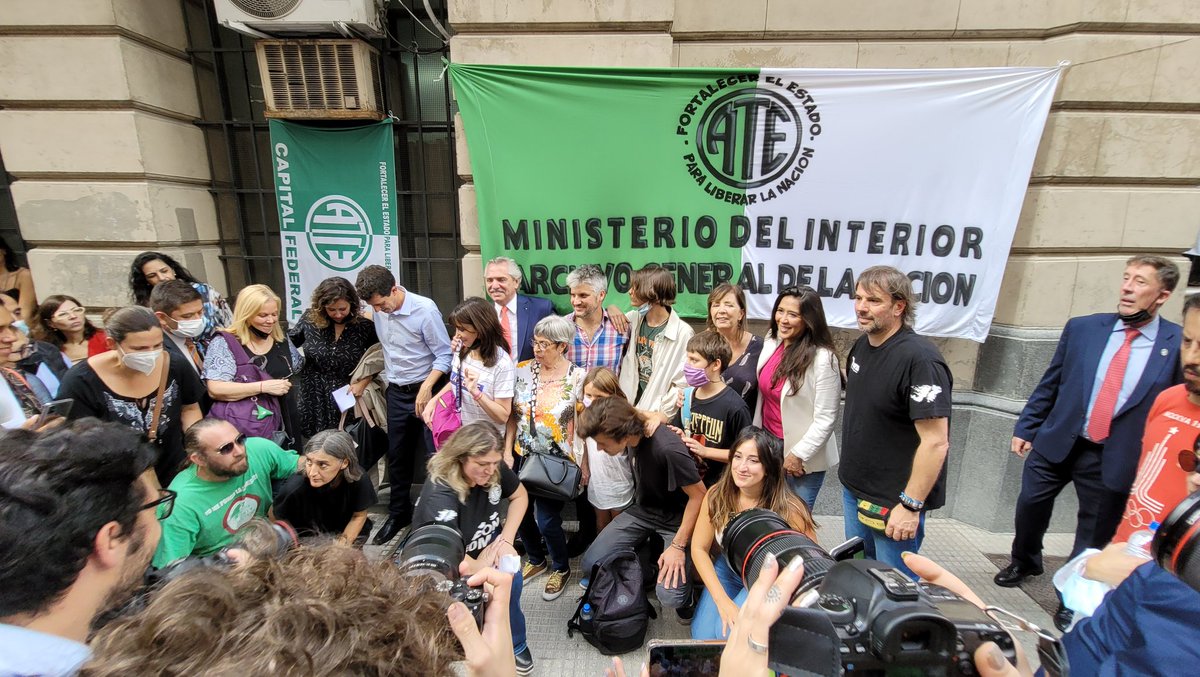 DanielCatalano_'s tweet photo. Emotivo acto en el @MinInteriorAR colocando las baldosas de trabajadorxs detenidxs desaparecidxs con la Junta Interna de ATE Interior y familiares junto a @alferdez y @wadodecorrido .✌🏼☀️ https://t.co/R3mAyjF5Ak