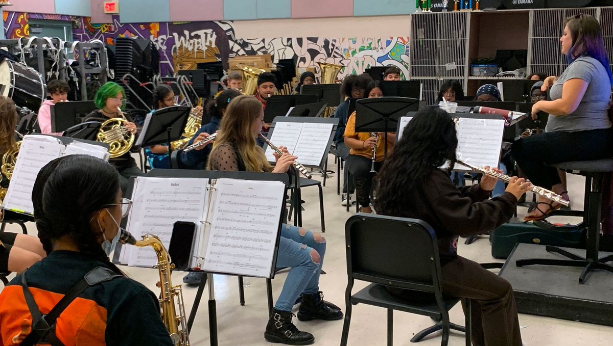 NatKingColeFdn's tweet photo. 🚚 2nd stop on our #MusicDrivesUs #ProjectEncore Tour, The School District of Palm Beach County - Lake Worth Community High School.

👉 DONATE - https://t.co/KR4lVhgFpm
👉 PHOTOS - https://t.co/3I6b49O453

🧡 @pbcsd @LakeWorthHigh @Clevemaloon

#nkcgh #natkingcole #musiceducation https://t.co/DU42mpS7ZV