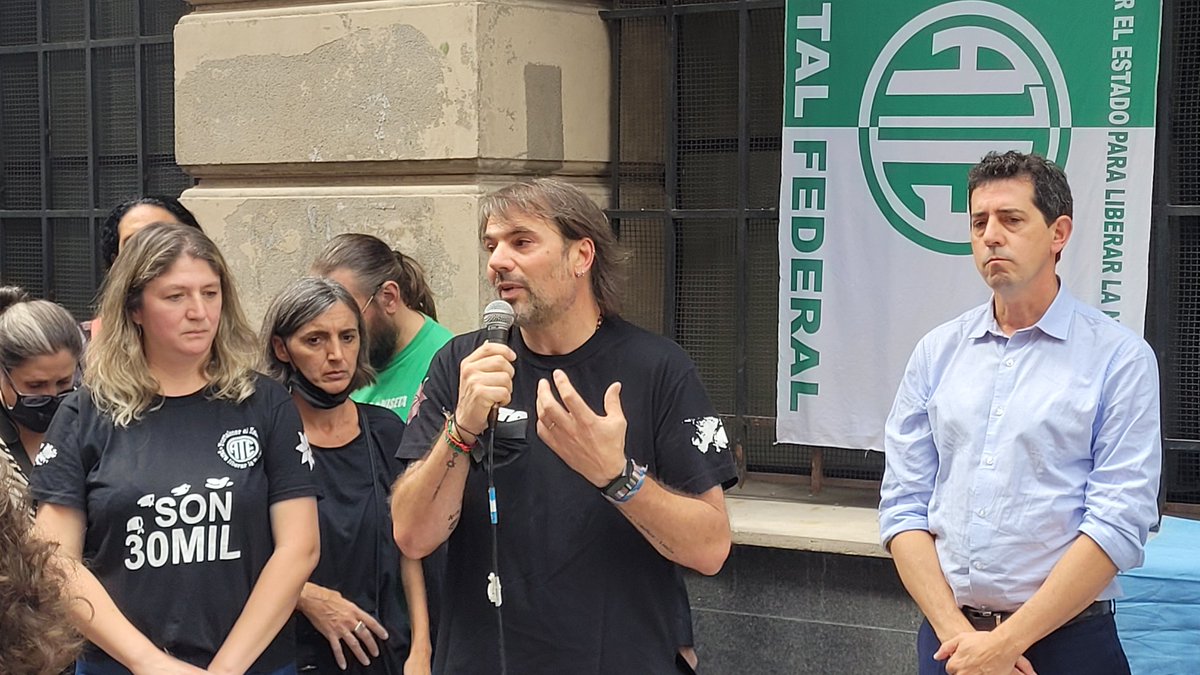 DanielCatalano_'s tweet photo. Emotivo acto en el @MinInteriorAR colocando las baldosas de trabajadorxs detenidxs desaparecidxs con la Junta Interna de ATE Interior y familiares junto a @alferdez y @wadodecorrido .✌🏼☀️ https://t.co/R3mAyjF5Ak