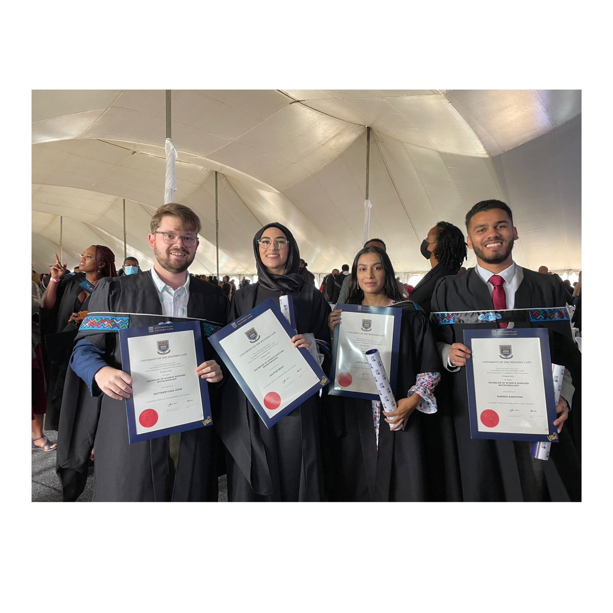 RafiyaIsmail's tweet photo. Alhamdulillah, BSc Honors Biotechnology 🎓❤️ https://t.co/UCzXFKFHLT