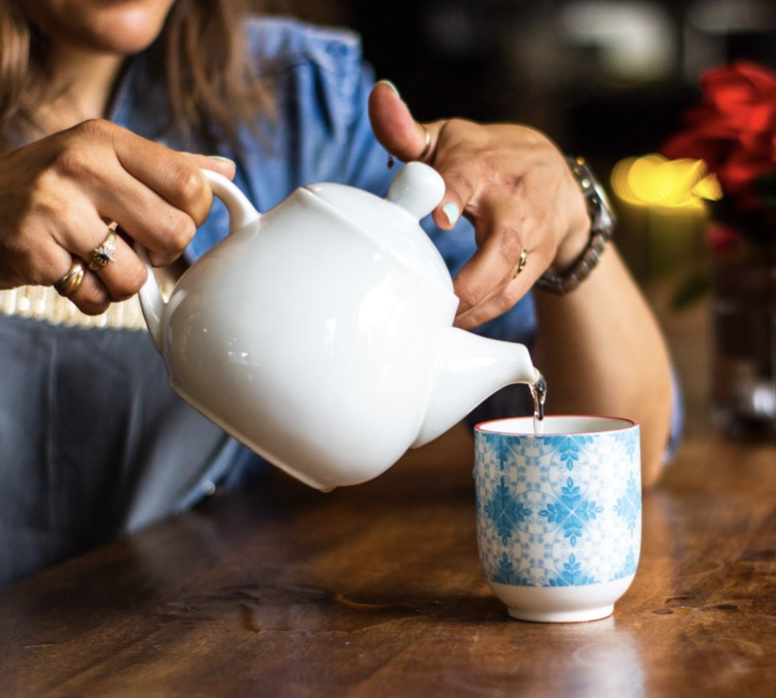 ChinaMistTea's tweet photo. Tuesday Tea Trivia … Who pours the tea at the table? Answer below.
#TeaFact: During afternoon tea, the person nearest to the tea pot is expected to pour the teas.
Credits to Étiquette Scholar.
#Tea #TeaFact #ChinaMist #Fact #Knowledge https://t.co/9maOSkxoU5