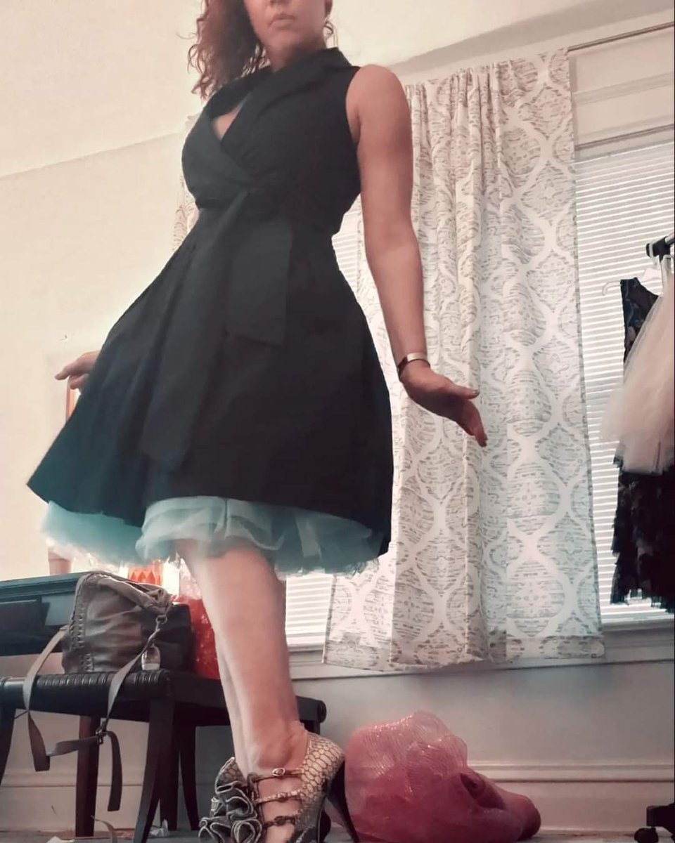VadaCallisto's tweet photo. Outtake from #fitting with my #stylist bish @realelif 👗

#fashion #turntotheleft #whoschildisthis #dressingup #shoesshoesshoes #fluffitup #puttingittogether #whatisshewearing https://t.co/amt5CBiJFT
