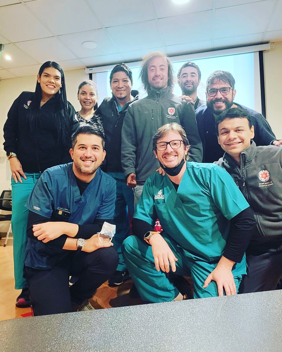 JogomezF's tweet photo. Despidiendo a dos grandes colegas y amigos  que han terminado su beca ( 2 generación UNAB  ) falta la conga de egreso obviamente 😌 🎉🎊🍾felicidades @a_alarcondc  @negraberrio  👏🏻👏🏻😘 https://t.co/J1t4z7gG5i