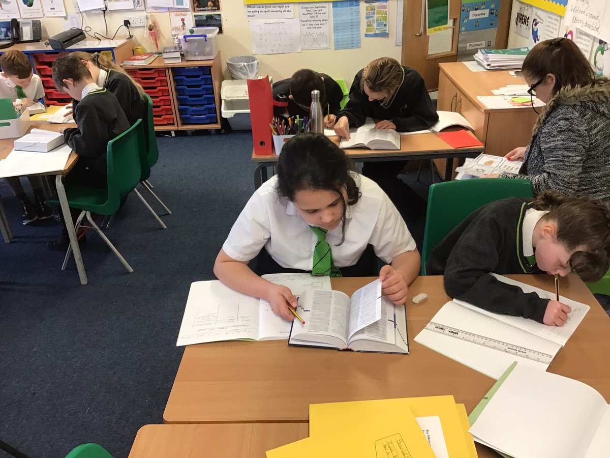 LindenRDRowan's tweet image. @LindenRDRowan #LindenEnglish #dictionarywork #spellings
Using dictionaries together to look up homophone spellings. 
@LindenRoad