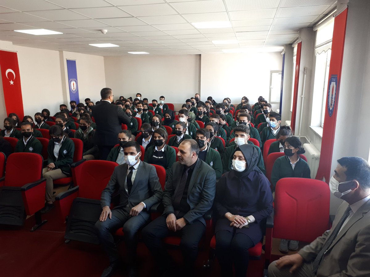 TokiLisesi's tweet photo. Kariyer günleri programı kapsamında bu günkü misafirimiz ilçe kaymakamımız  sayın @cimsitomer @YuksekovaRAM @yuksekova_mem @YusufAtael https://t.co/XYHFvRr7Tg