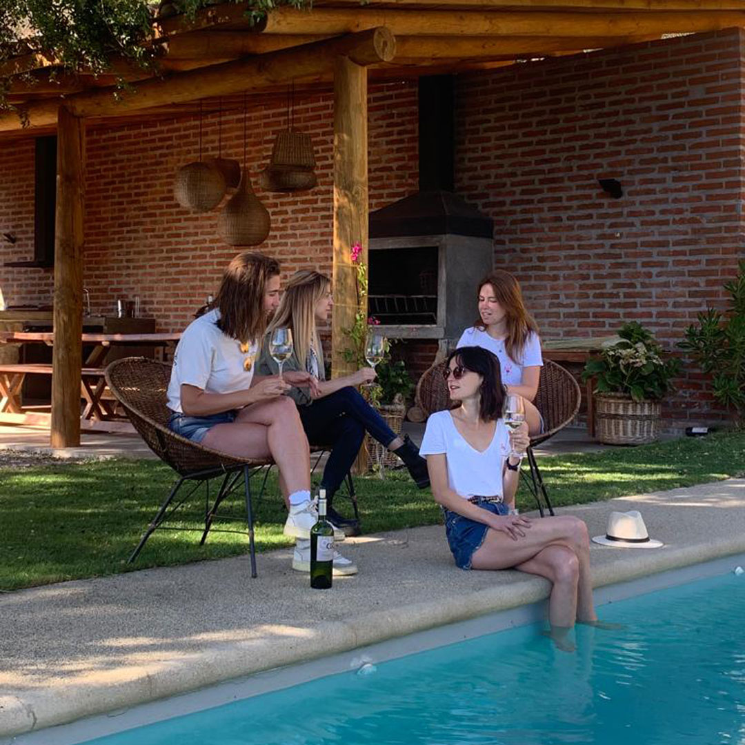 VinaFLurton's tweet photo. Vive la experiencia que te ofrece Viña François Lurton, alojándote en nuestra casa rodeada de viñedos, en habitaciones dobles con baño en suite, piscina, quincho y todo lo necesario para una inolvidable estadía, en el hermoso valle de Lolol. Te esperamos. https://t.co/SikYOKStKw