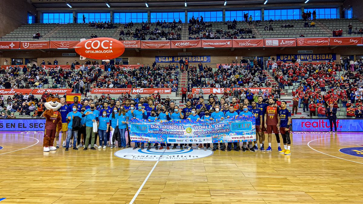 UCAMMurcia's tweet photo. ❤️ Hoy conmemoramos el Día Mundial de las Lipodistrofias recibiendo antes del duelo ante el @FCBbasket a los miembros de la Asociación #AELIP. 

⚔️ #UCAMMurciaBarça  
🎶 #UCAMMurciaFestiBall https://t.co/ALFQ5WKfXg