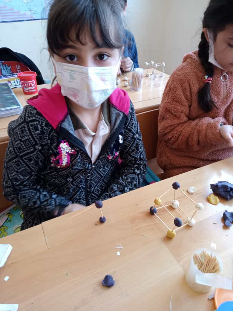 AtakumMimar's tweet photo. Öğrencinin derse etkin katılımı,yaparak-yaşayarak öğrenme ilkesinin hayata geçirilmesiyle mümkündür.Öğrenme-öğretme sürecinde ne kadar çok duyu organı işe koşulursa, davranış değişikliği o kadar kalıcı olur.3/F sınıfımız’yaparak- yaşayarak’ilkesiyle geometrik cisimleri öğreniyor. https://t.co/Pye2oT0jLe