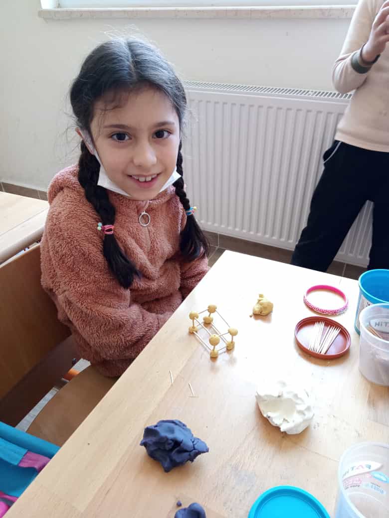 AtakumMimar's tweet photo. Öğrencinin derse etkin katılımı,yaparak-yaşayarak öğrenme ilkesinin hayata geçirilmesiyle mümkündür.Öğrenme-öğretme sürecinde ne kadar çok duyu organı işe koşulursa, davranış değişikliği o kadar kalıcı olur.3/F sınıfımız’yaparak- yaşayarak’ilkesiyle geometrik cisimleri öğreniyor. https://t.co/Pye2oT0jLe