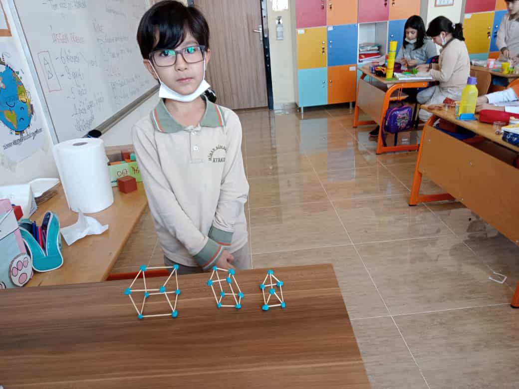 AtakumMimar's tweet photo. Öğrencinin derse etkin katılımı,yaparak-yaşayarak öğrenme ilkesinin hayata geçirilmesiyle mümkündür.Öğrenme-öğretme sürecinde ne kadar çok duyu organı işe koşulursa, davranış değişikliği o kadar kalıcı olur.3/F sınıfımız’yaparak- yaşayarak’ilkesiyle geometrik cisimleri öğreniyor. https://t.co/Pye2oT0jLe