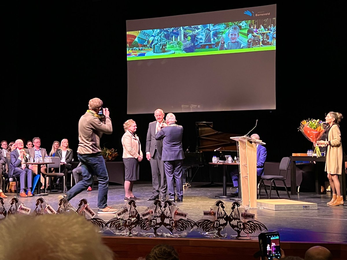 Burgemeester <a href="/janluteijn/">Jan Luteijn</a> mocht bij SGP-raadslid <a href="/GertPloeg/">Gert Ploeg</a> een koninklijke onderscheiding opspelden voor 24 jaar inzet als raadslid in Barneveld. Bedankt Gert!
Zijn laatste woorden markeren ook de start van een nieuwe raadsperiode vanaf morgen: Soli Deo Gloria! <a href="/SGPBarneveld/">SGP Barneveld</a>