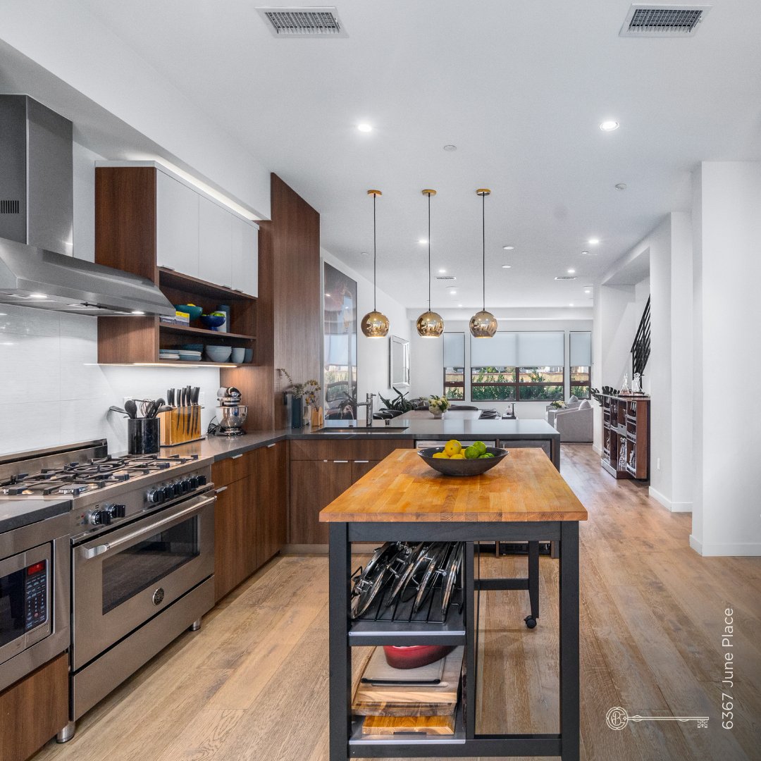 CraftAndBauer's tweet photo. Part of #Hollywood's June Street Collection, this single family home has spacious rooms with 10ft ceilings and timeless finishes. The 270˚ views on the private rooftop deck are elevated by a hot tub, built-in BBQ, wet bar and lounge.

🌃 #Listed and #Sold by @anjkohlicat · $1.75M https://t.co/Beq7cuHLkd