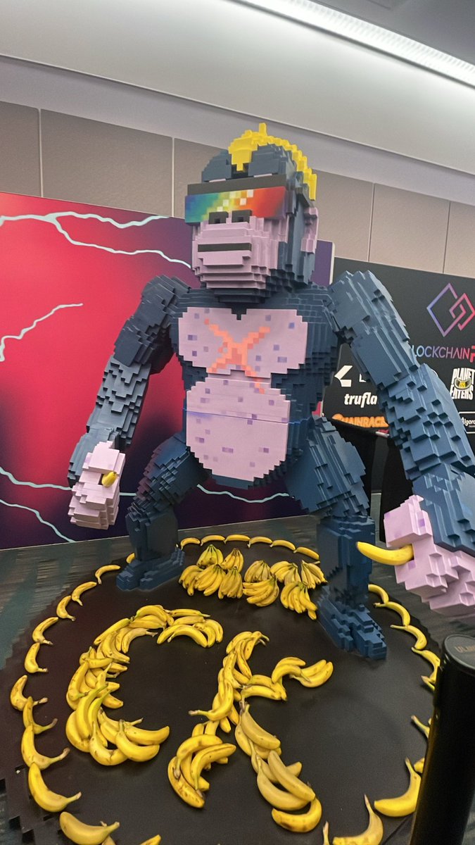 totallyAJ's tweet photo. how fun to see @CyberKongz at #NFTLA https://t.co/sQ2eRJ7A14