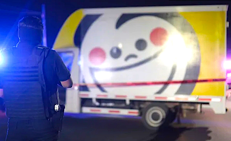 Radioboxmx's tweet photo. El grupo criminal que ingresó al palenque en el municipio de #Zinapécuaro ayer por la noche y que durante actos de violencia dejó al menos 20 personas muertas, Ingresó en una camioneta de una empresa de frituras, informó la @FiscaliaMich.

#Radioboxmx https://t.co/mBmk7HFecy