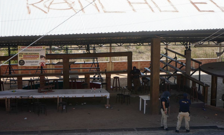 Radioboxmx's tweet photo. El grupo criminal que ingresó al palenque en el municipio de #Zinapécuaro ayer por la noche y que durante actos de violencia dejó al menos 20 personas muertas, Ingresó en una camioneta de una empresa de frituras, informó la @FiscaliaMich.

#Radioboxmx https://t.co/mBmk7HFecy