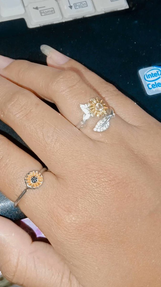 Zel103's tweet photo. everytime I see sunflower, I think of VentreCanard. 

Btw, I bought this rings together with my co-VCA. 

@VentreCanard_Wp https://t.co/fpJmIdnBs1