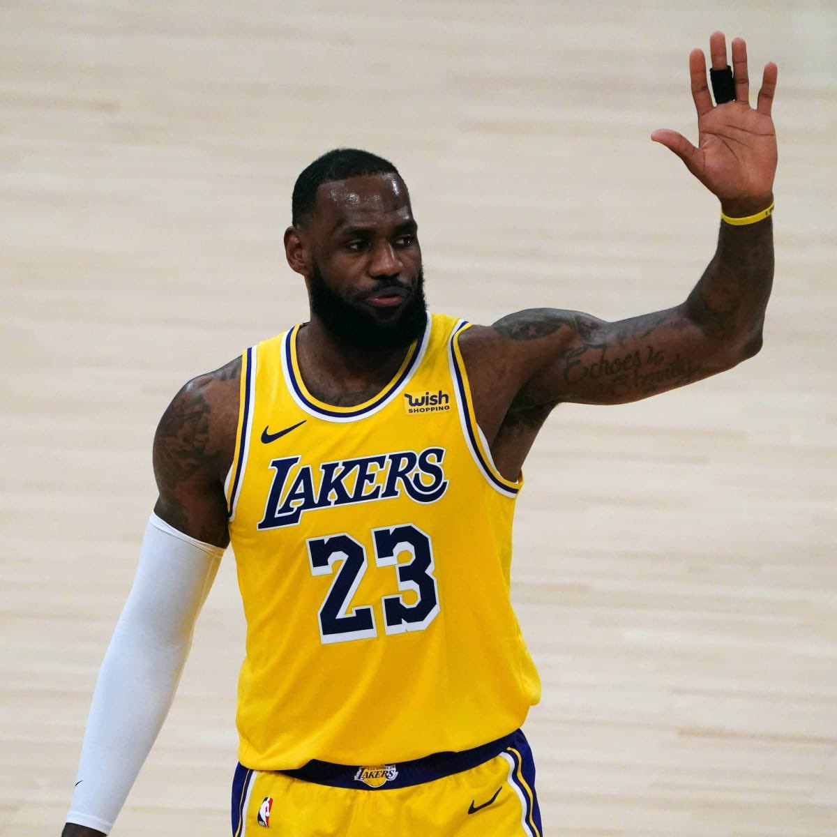 BIeacherReporrt's tweet photo. LEBRON HANGING UP THE JERSEY AT 37 YEARS OLD 🚨🚨🚨

WHAT A CAREER. 👏 https://t.co/xpuhm4tUMR