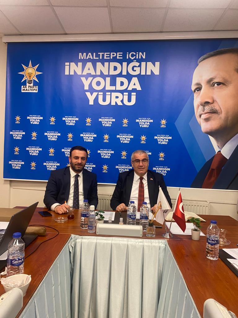 maltepeakparti's tweet photo. İlçe Başkanımız Sn. Erdoğan AKKAYA Başkanlığında İlçe Koordinatörümüz Sn. Ferhat DAĞ'ın katılımlarıyla haftalık Olağan Yürütme ve Yönetim Kurulu toplantımızı gerçekleştirdik.

Haftalık üye kotasını dolduran Yönetim Kurulu Üyemiz Murat Mıcık'a hediyesini takdim ettik. https://t.co/htW5smveB2