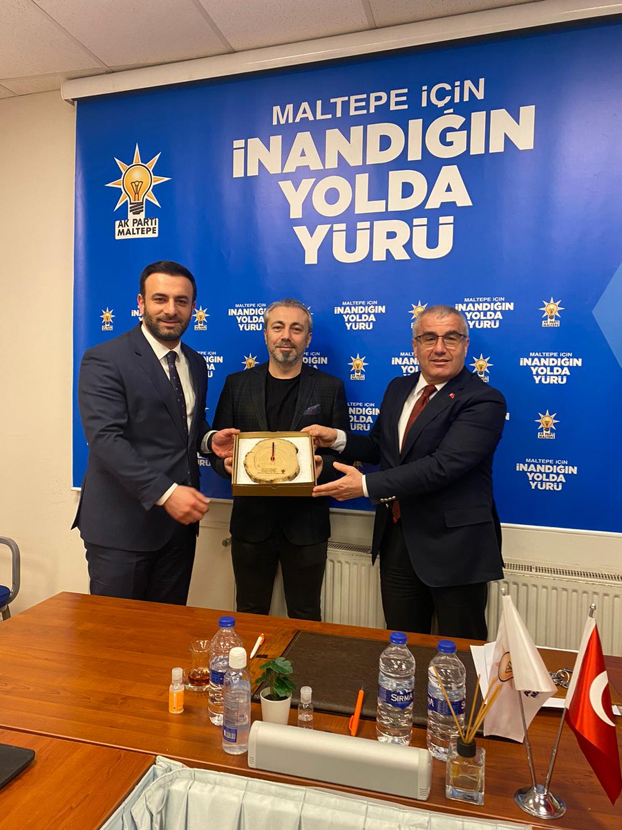 maltepeakparti's tweet photo. İlçe Başkanımız Sn. Erdoğan AKKAYA Başkanlığında İlçe Koordinatörümüz Sn. Ferhat DAĞ'ın katılımlarıyla haftalık Olağan Yürütme ve Yönetim Kurulu toplantımızı gerçekleştirdik.

Haftalık üye kotasını dolduran Yönetim Kurulu Üyemiz Murat Mıcık'a hediyesini takdim ettik. https://t.co/htW5smveB2