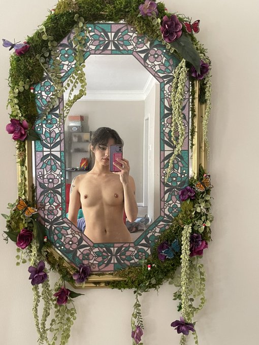 magic mirror on the wall.. ❤️✨🌿🌸 https://t.co/yHGvSDnGUo