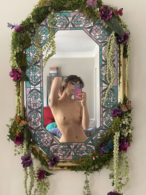 magic mirror on the wall.. ❤️✨🌿🌸 https://t.co/yHGvSDnGUo