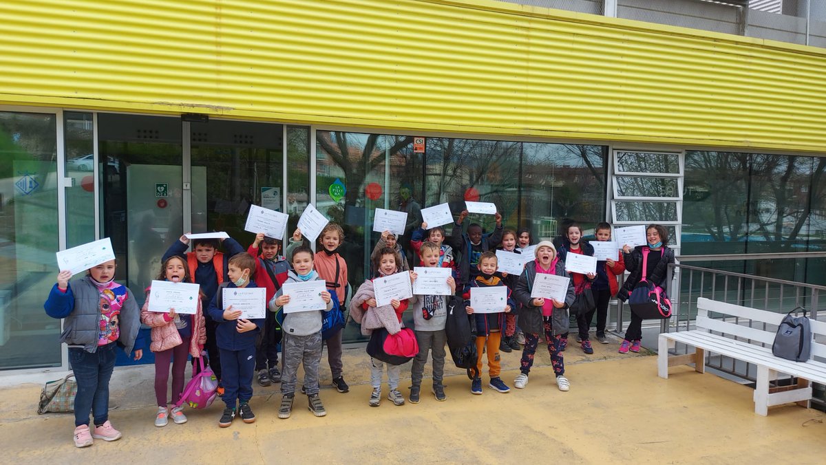 ie_martamata's tweet photo. Ja hem acabat el curset de natació a 1r. Tots ben contents amb el diploma. I el curs vinent més… serem uns grans nedadors i nedadores. #PriIEMM https://t.co/lTRM0vrc75