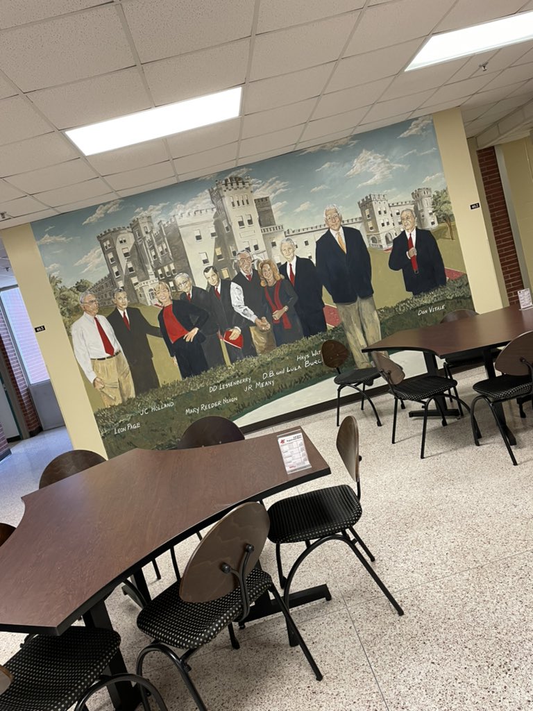 abbcheer's tweet image. Gotta love Grise! Our favorite spot in Grise Hall: study tables 💼 #Grise #smmwku #WKU #business @hopewells75 @jonath4n_jordan @jamalec21 @MJ020703