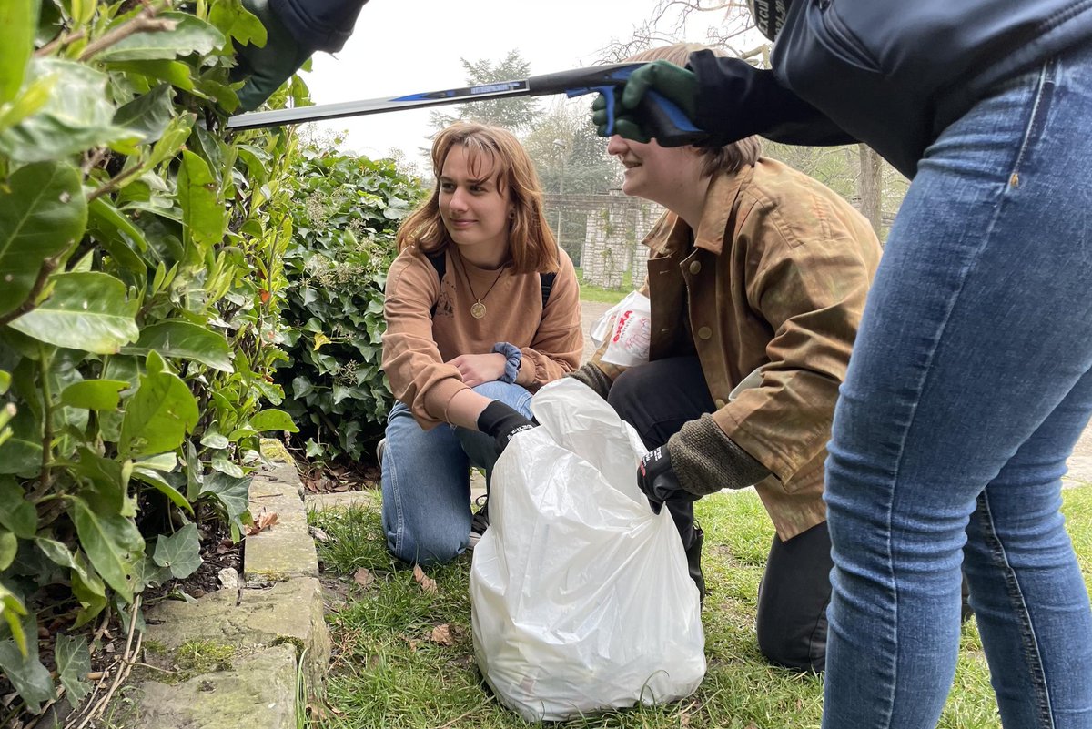 DeGentenaar's tweet photo. Studenten ruimen zelf het Citadelpark op: “Kleine minderheid verpest het voor alle anderen” https://t.co/7AcX3oHcFo https://t.co/fKoKxrAdMF