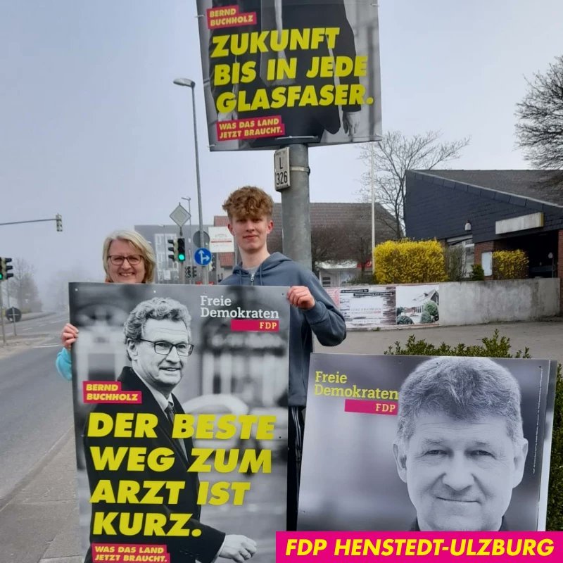 fdp_hu's tweet photo. Wir waren dieses Wochenende fleißig und haben in unserer Gemeinde unsere Wahlplakate aufgehängt. Jetzt wird der Wahlkampf immer sichtbarer! 🤩

#fdpsh #ltwsh22 #dasbrauchtdasland #henstedtulzburg @FDP_SH @StephanHolowaty @BerndBuchholz #SchleswigHolstein @JuLis_SH https://t.co/9F2i3l9jnS