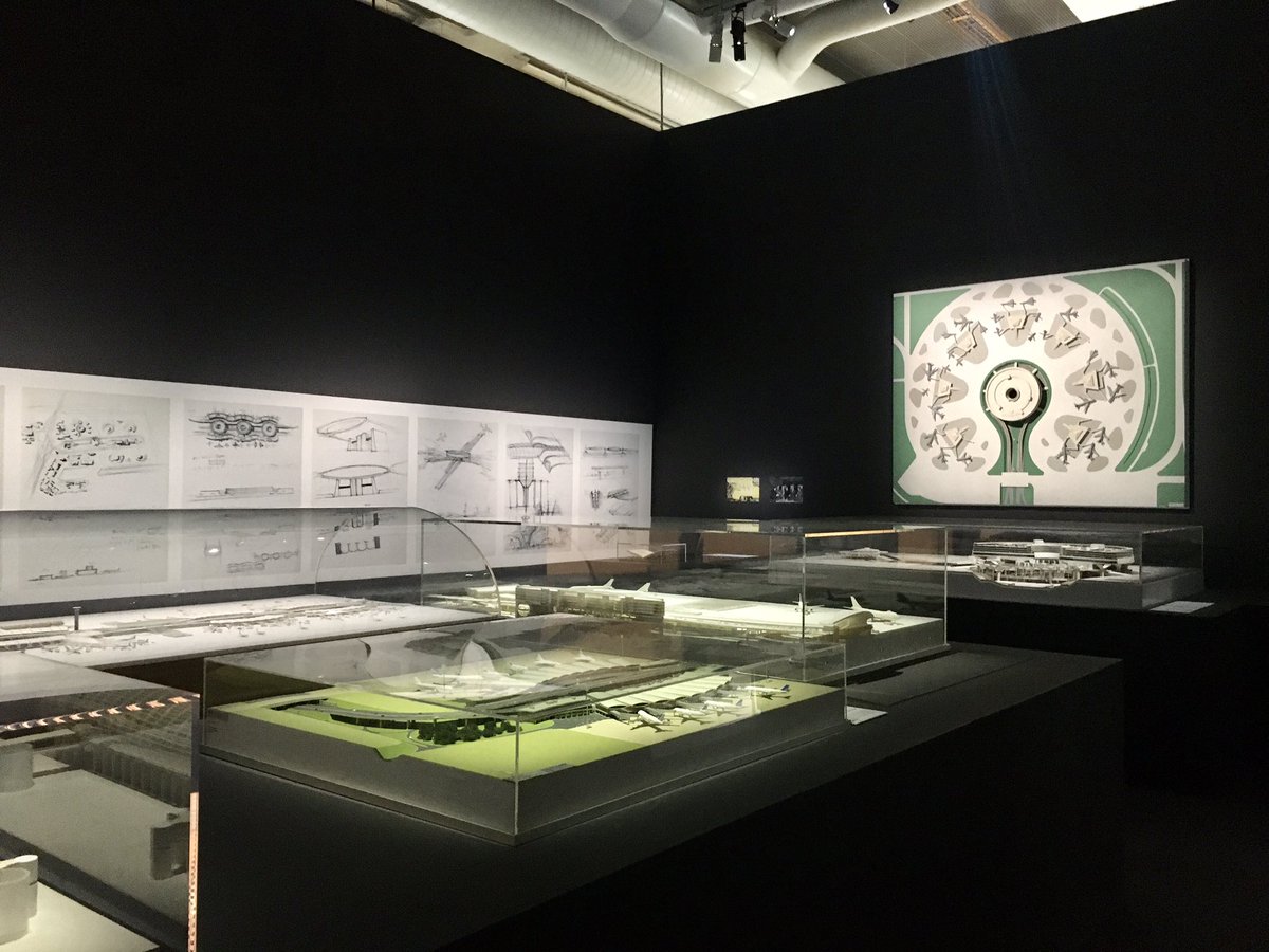 Guiguiii94's tweet photo. Le musée rend hommage à #PaulAndreu (1938-2018) : un couloir et une salle pour présenter la carrière de l’architecte en chef de l’aéroport Roissy CDG entre 1968-2004 et ses projets France & Asie.
Maquettes, films, repros de dessins d’archi, mais aussi qq peintures abstraites ! https://t.co/omBN694GT2