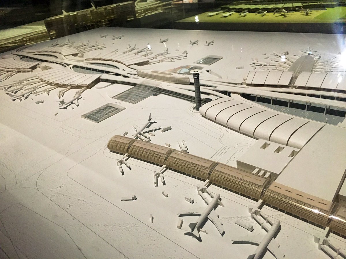 Guiguiii94's tweet photo. Le musée rend hommage à #PaulAndreu (1938-2018) : un couloir et une salle pour présenter la carrière de l’architecte en chef de l’aéroport Roissy CDG entre 1968-2004 et ses projets France & Asie.
Maquettes, films, repros de dessins d’archi, mais aussi qq peintures abstraites ! https://t.co/omBN694GT2