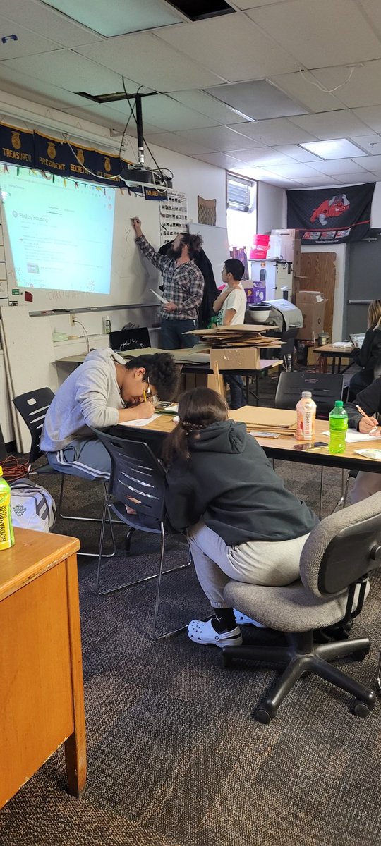 jlefdal1's tweet photo. Mr. Trotter and Mr. Harper teaching a lesson on artsy poultry housing!  Full student engagement! https://t.co/Gm1si8d6Yu