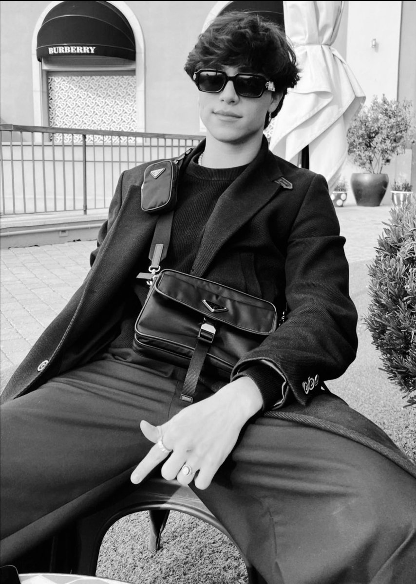 𝑂𝑛 𝑐𝘩𝑒𝑟𝑐𝘩𝑒 𝑒𝑛 𝑐𝑒 𝑚𝑜𝑛𝑑𝑒 𝑎̀ 𝑠𝑒 𝑑𝑒́𝑝𝑎𝑠𝑠𝑒𝑟 𝑝𝑜𝑢𝑟 𝑠𝑒 𝑟𝑒́𝑎𝑙𝑖𝑠𝑒𝑟. 𝑂𝑟, 𝑜𝑛 𝑛𝑒 𝑠𝑒 𝑑𝑒́𝑝𝑎𝑠𝑠𝑒 𝑗𝑎𝑚𝑎𝑖𝑠 𝑠𝑎𝑛𝑠 𝒖𝒏 𝒈𝒓𝒂𝒏𝒅 𝒂𝒎𝒐𝒖𝒓. 

                  ——♈️