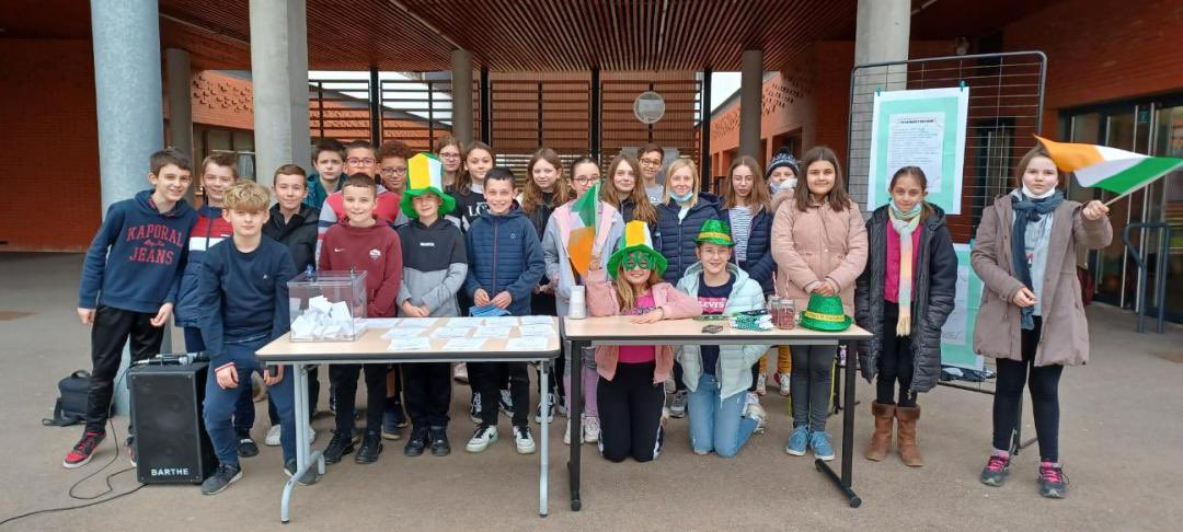 College54's tweet photo. Ce matin dans la cour à la récré à @College54, musique celtique et remise des prix aux gagnants ayant répondu au quiz élaboré et corrigé par la classe de 6ème C sur le thème de la #Saintpatrick . 🙏 à leur #EnglishTeacher et aux #stagiaires pour leur accompagnement des élèves https://t.co/9xh4E50wbq