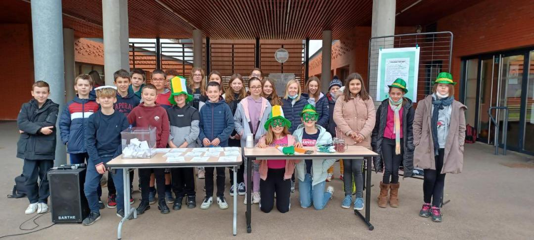 College54's tweet photo. Ce matin dans la cour à la récré à @College54, musique celtique et remise des prix aux gagnants ayant répondu au quiz élaboré et corrigé par la classe de 6ème C sur le thème de la #Saintpatrick . 🙏 à leur #EnglishTeacher et aux #stagiaires pour leur accompagnement des élèves https://t.co/9xh4E50wbq