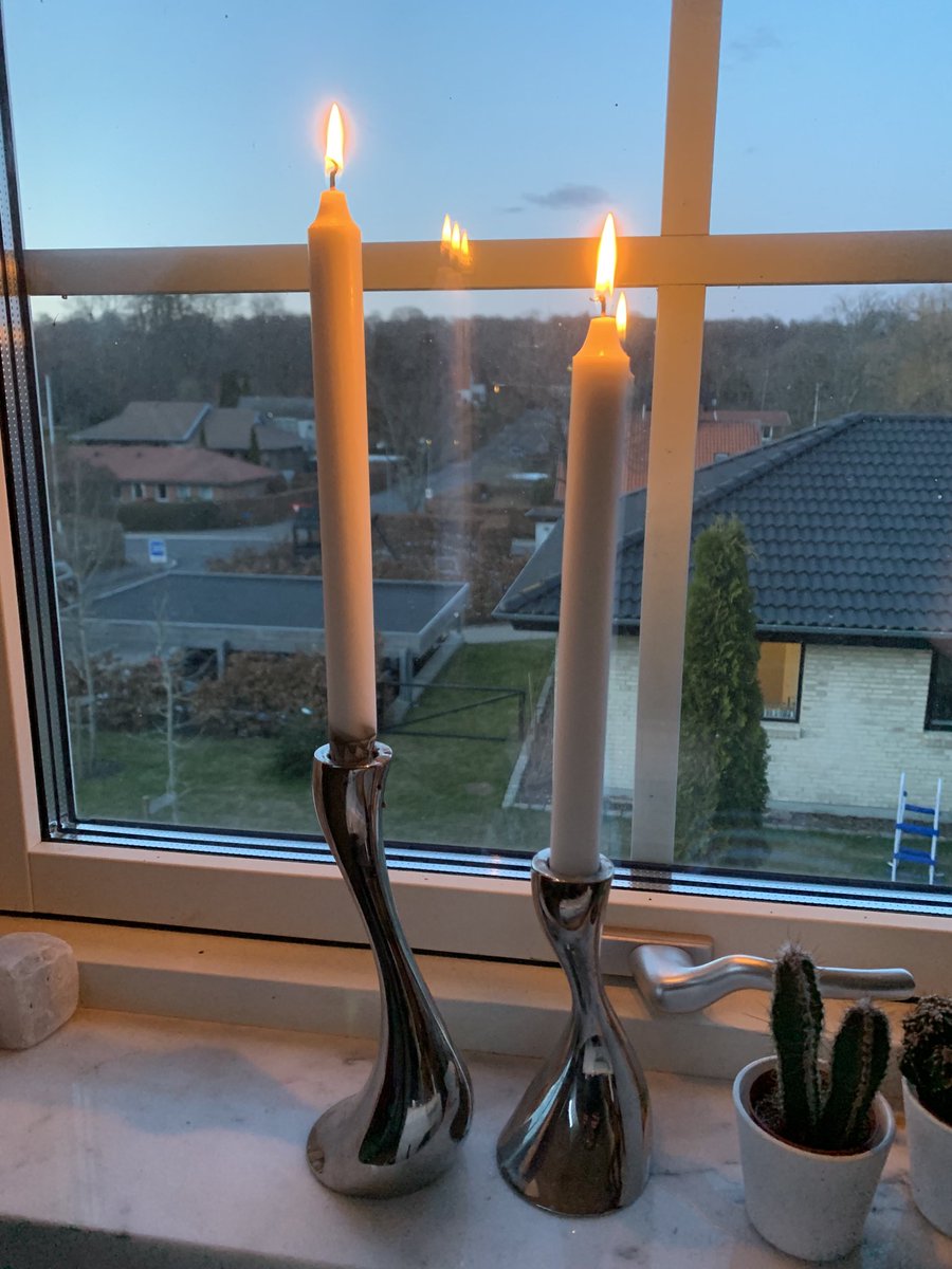 Zevlinsky addressed the Danish parlament today. One of his humble requests was to ask the Danes to light alight tonight for Ukraine. Perhaps many will join me for a walk around 9 pm and hopefully there will be many candles in the Danish windows.#standwithukraine